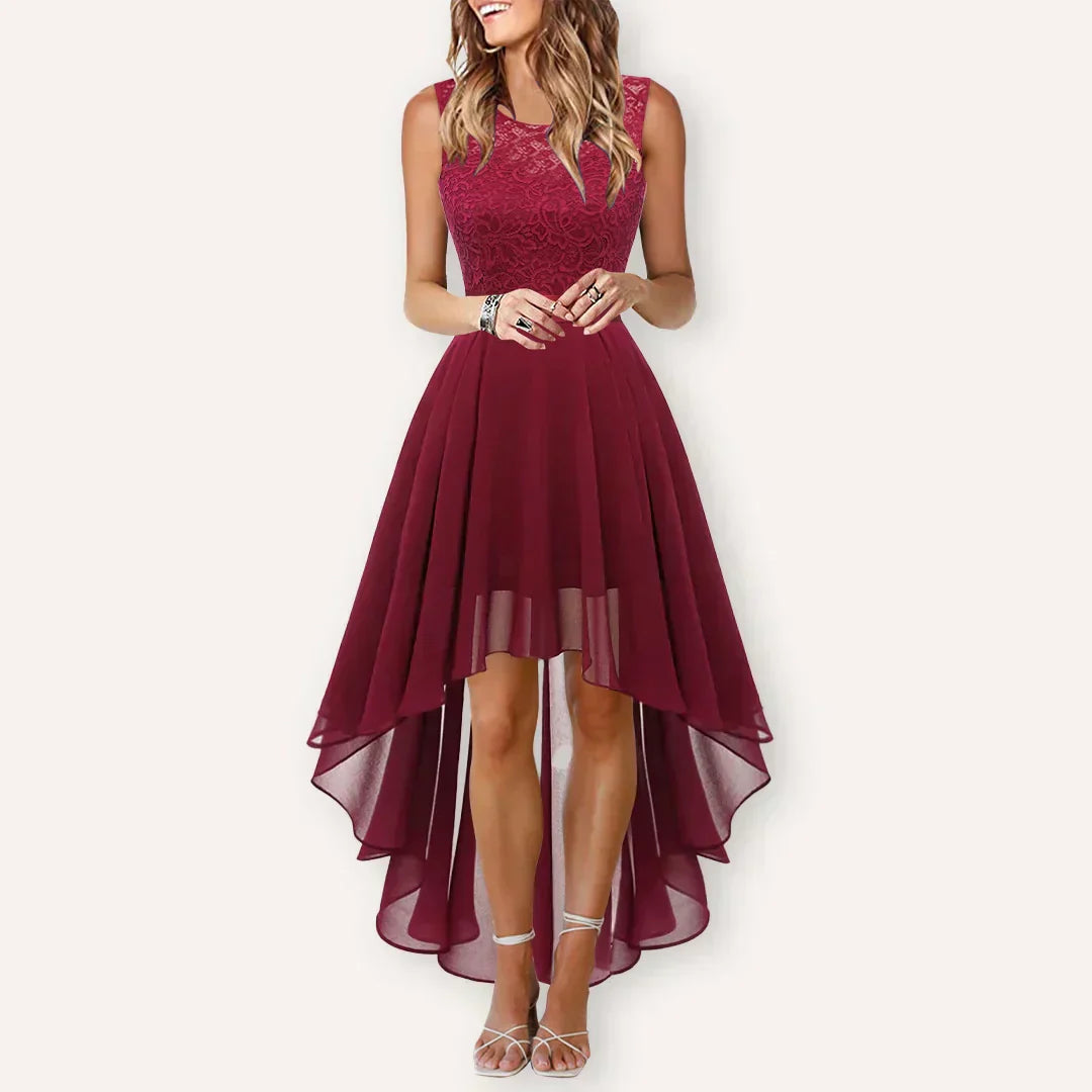 Stilfuld high-low selskabskjole til bryllup. Elegant damekjole til fest og formelle begivenheder.