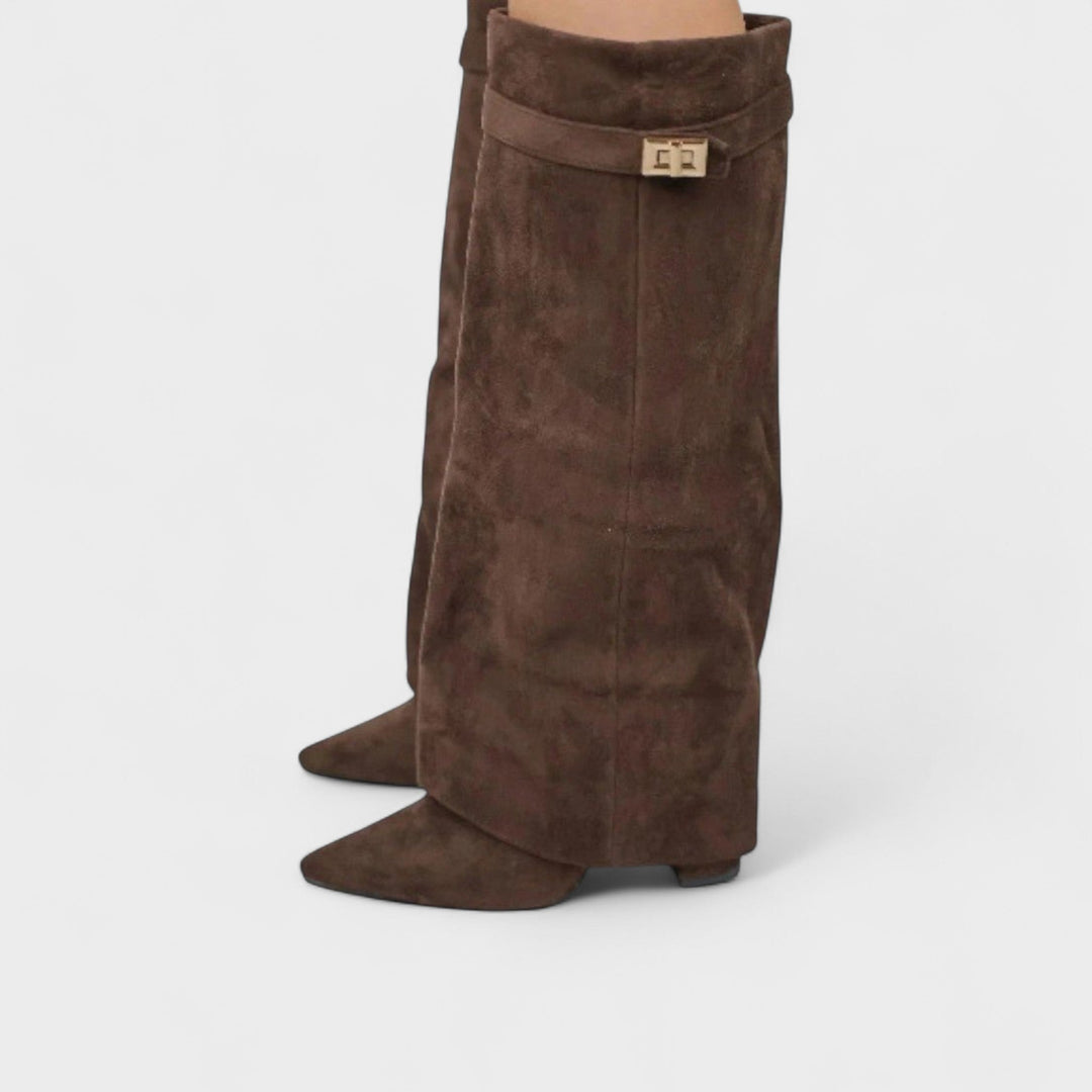 Klassiske feminine knæhøje støvler i sort læder. Elegant design med komfort, et must-have fodtøj.