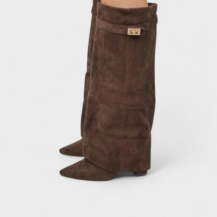 Klassiske feminine knæhøje støvler i sort læder. Elegant design med komfort, et must-have fodtøj.