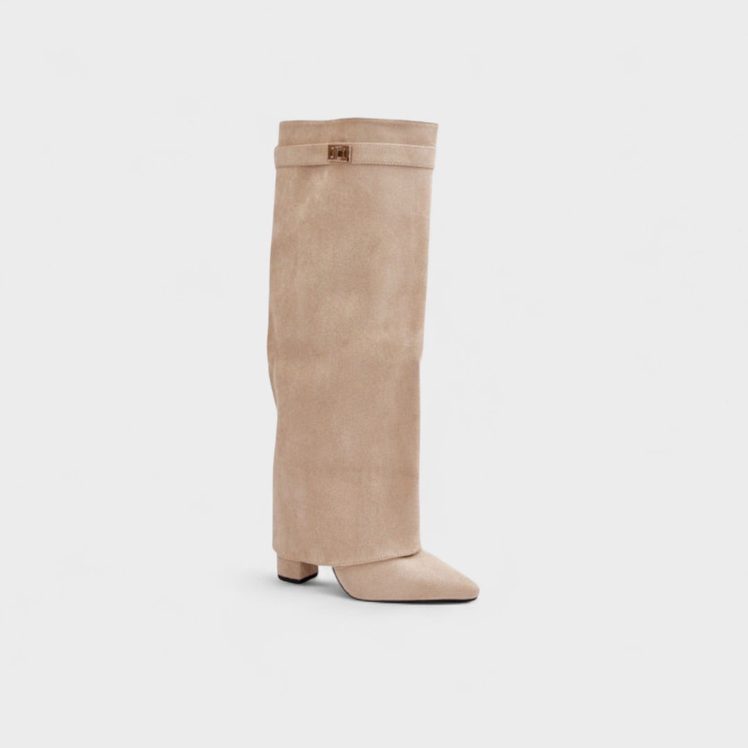 Moderne knæhøje støvler i læder. Elegante damestøvler med høj hæl, der tilføjer flair til ethvert outfit.