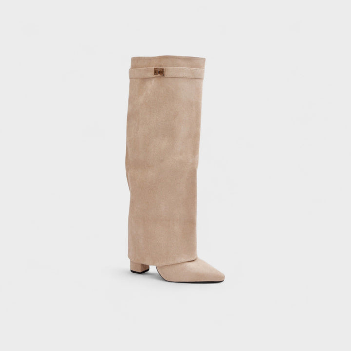 Moderne knæhøje støvler i læder. Elegante damestøvler med høj hæl, der tilføjer flair til ethvert outfit.