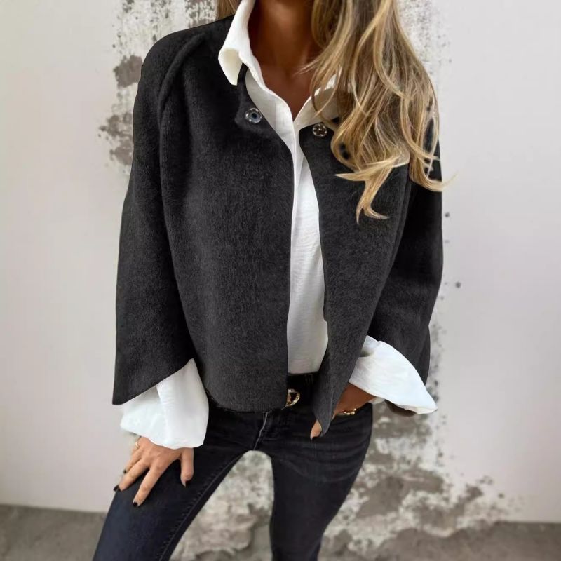 Plus size dame kort jakke, elegant og alsidig til alle lejligheder. Moderne design og behagelig pasform.