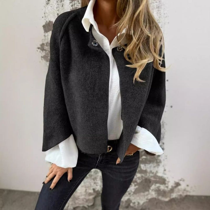 Plus size dame kort jakke, elegant og alsidig til alle lejligheder. Moderne design og behagelig pasform.