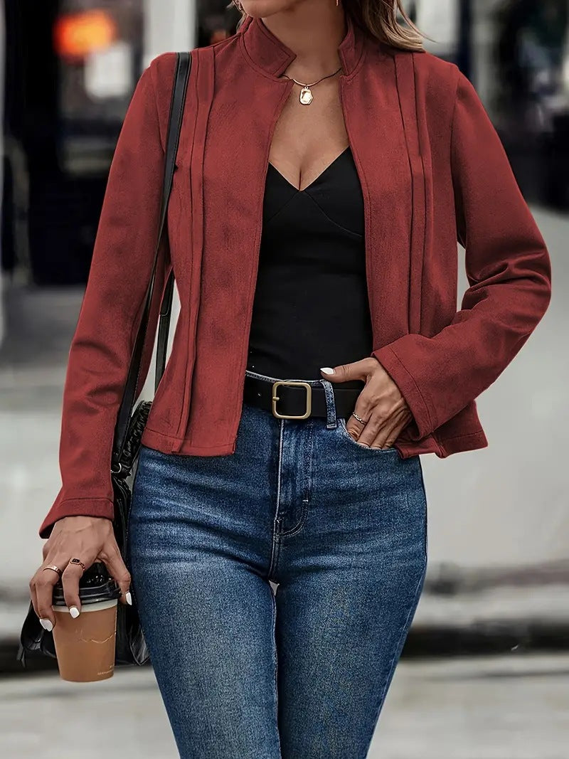 Stilfuld kort damejakke til forår og efterår. Elegant lynlåsjakke, en essentiel del af kvindetøjet.