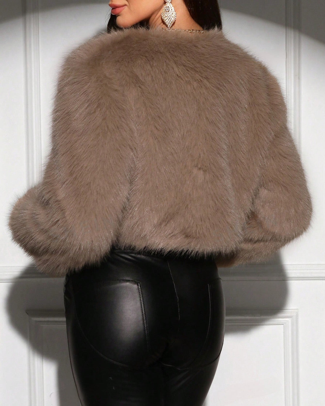 Kort dame kunstpelsjakke i luksuriøs polyester, en elegant og varm vinterjakke til stilfulde kvinder.