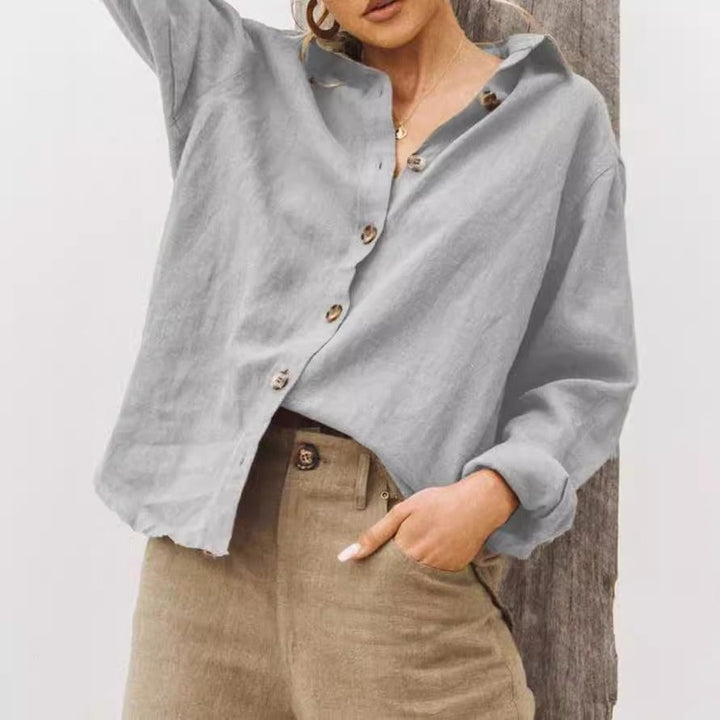 Blød langærmet dameskjorte i afslappet stil, perfekt til forår og efterår. Elegant og komfortabel hverdagsbluse.