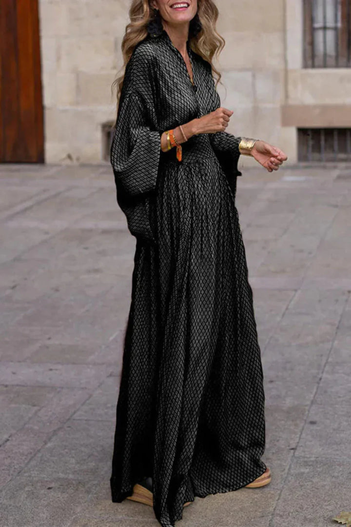 Elegant dame maxikjole med flot tekstur og brede ærmer. Løs pasform, perfekt til sommer eller fest.