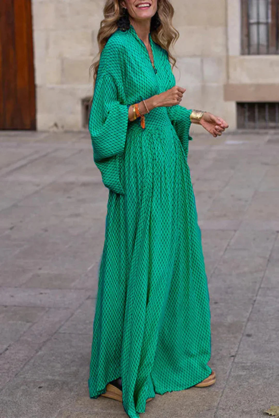 Tekstureret dame maxikjole med elegant fald og brede ærmer. Ideel som sommerkjole, festkjole eller hverdagskjole.