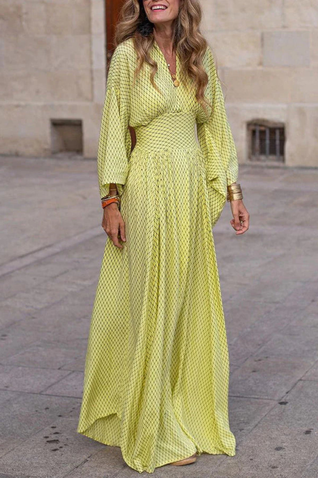 Smuk dame maxikjole med tekstur, brede ærmer og elegant boheme stil. Løs og lang for en chic look.