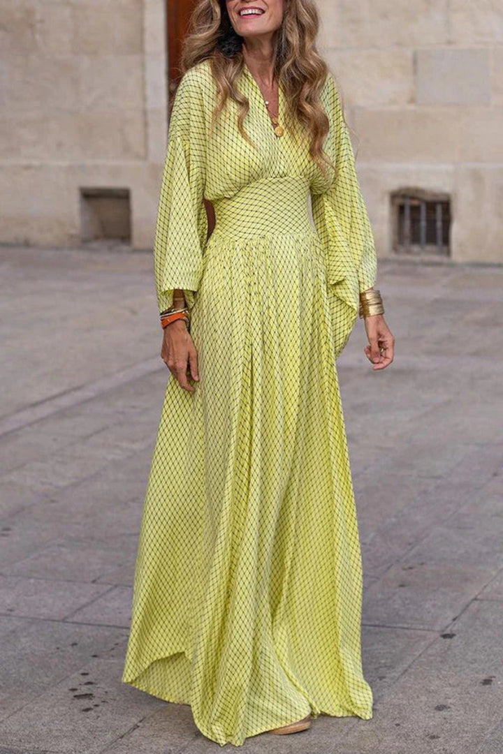 Smuk dame maxikjole med tekstur, brede ærmer og elegant boheme stil. Løs og lang for en chic look.