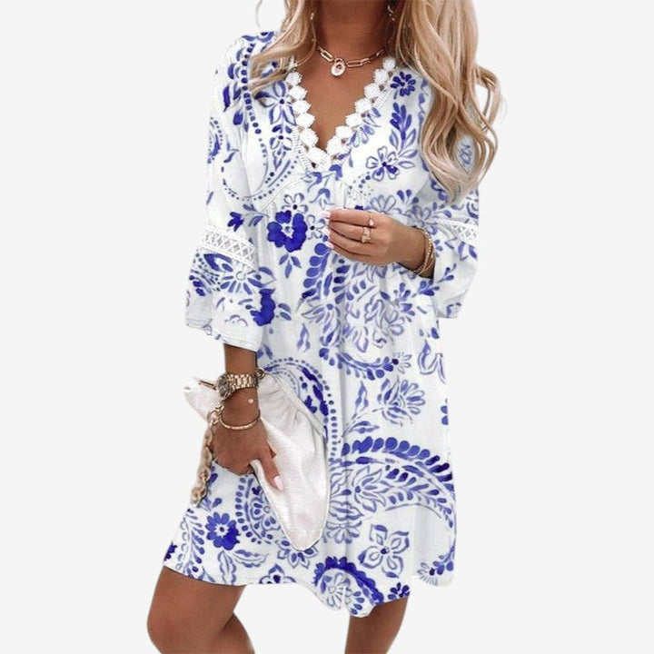 Elegant dame minikjole med farverigt blomsterprint og oversized pasform. Komfortabel v-udskæring.