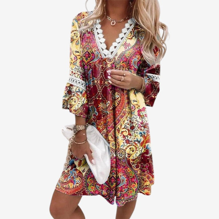 Løs, oversized minikjole til kvinder med smukt blomsterprint. Perfekt som hverdagskjole med let fald.