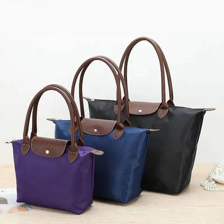 Trendy crossbody taske til kvinder med schedel print, justerbar rem og rummeligt indre.