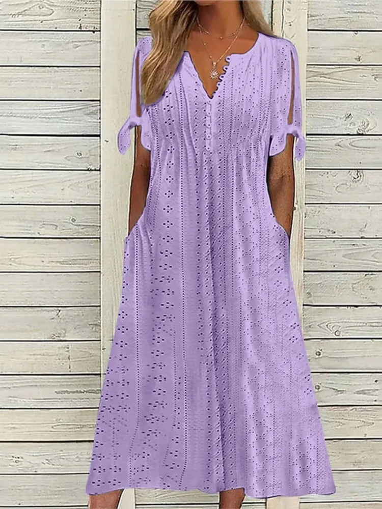 Komfortabel dame sommerkjole med løs pasform. Ideel til både hverdag og fest; en elegant tilføjelse til kvindetøjet.