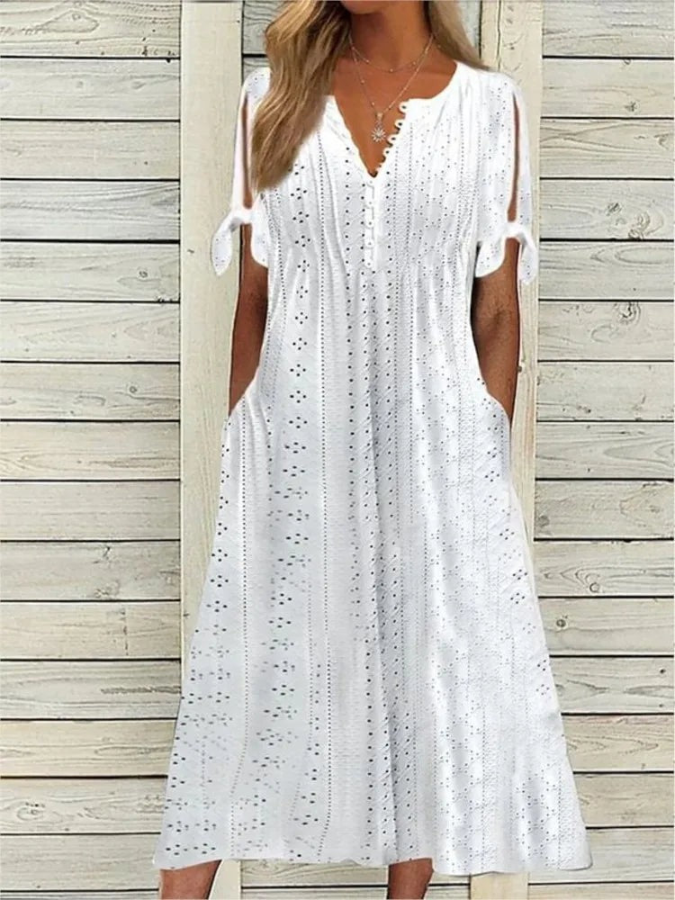 Ensfarvet elegant sommerkjole til damer. Komfortabel og stilfuld med A-formet design og løs pasform.