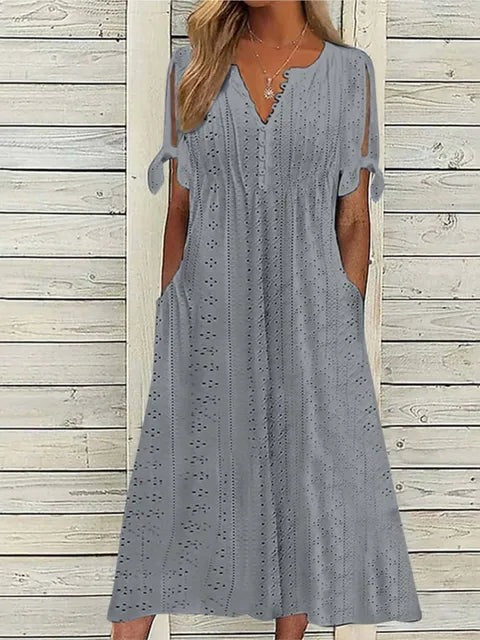 Stilfuld og praktisk dame sommerkjole. Ensfarvet design med komfortabel løs pasform, elegant til enhver lejlighed.