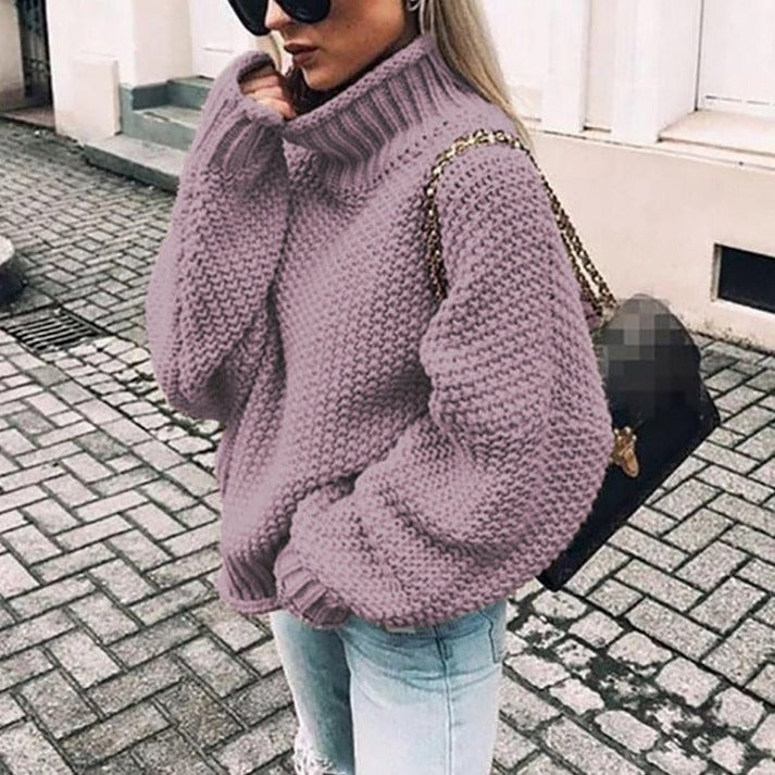Moderne dame sweater med halvhøj krave. Alsidig og varm vinter sweater til kvinder.