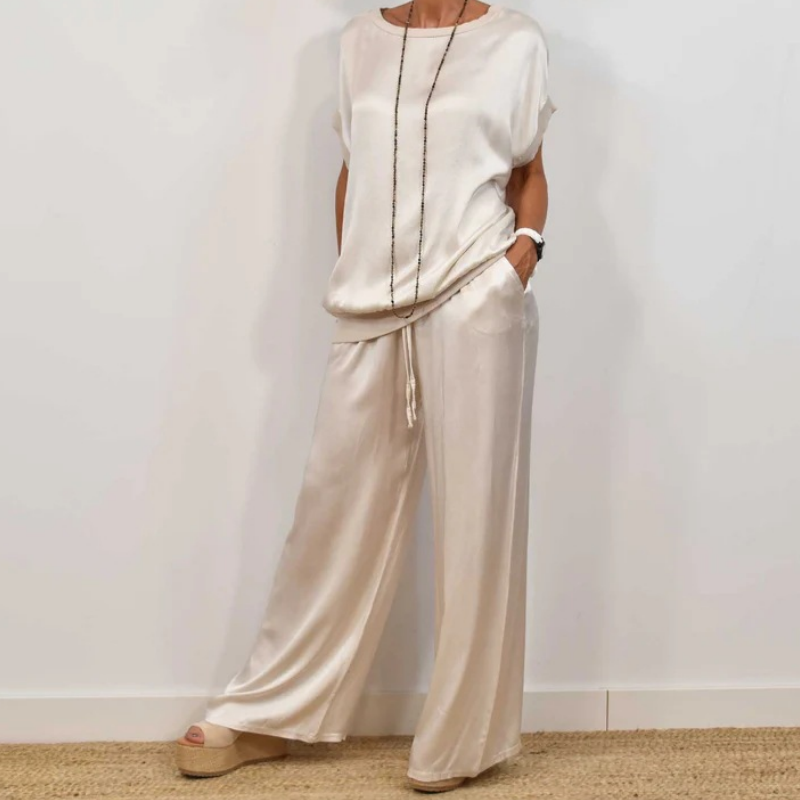 Elegant dame to-delt sæt. Perfekt til hverdag og fest. Komfortabelt dametøj med stilfuld skjorte og bukser.