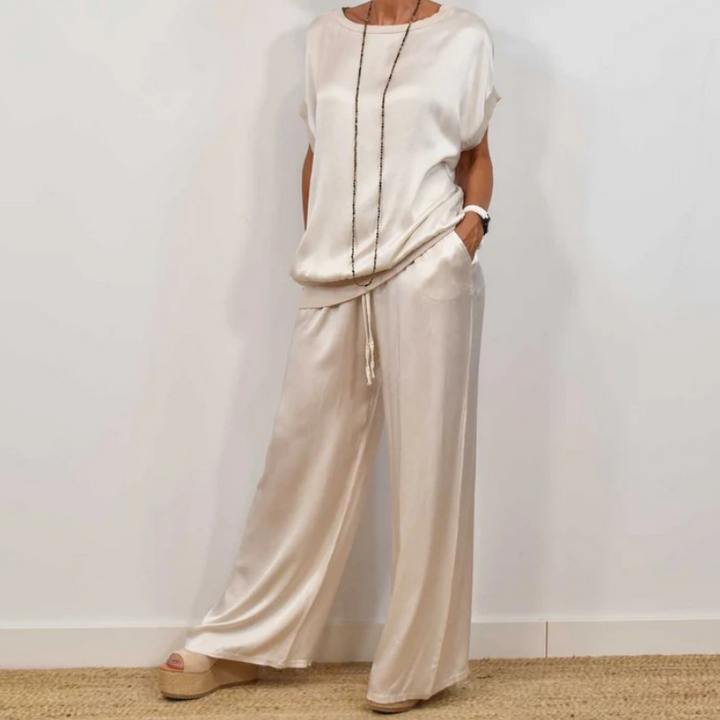 Elegant dame to-delt sæt. Perfekt til hverdag og fest. Komfortabelt dametøj med stilfuld skjorte og bukser.