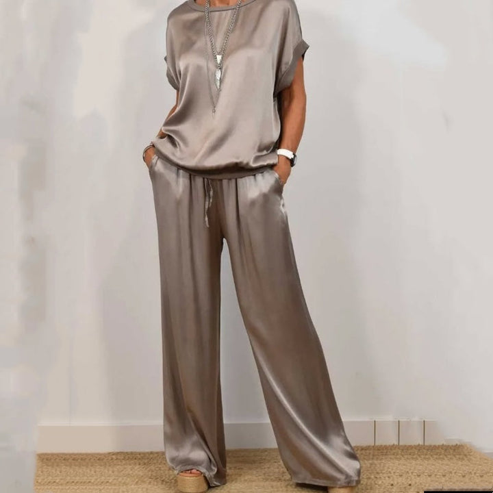 Dame sæt med elegante bukser og matchende skjorte. Ideelt til et sofistikeret hverdagslook eller fest.