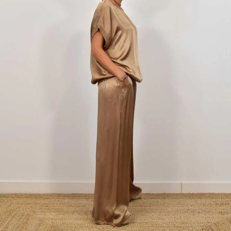 Komplet dame outfit: elegant to-delt sæt med matchende skjorte og bukser. Fra hverdag til fest.