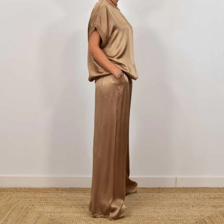 Komplet dame outfit: elegant to-delt sæt med matchende skjorte og bukser. Fra hverdag til fest.