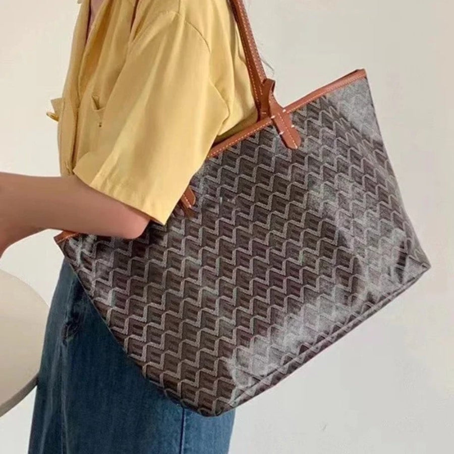 Rummelig kvindetaske: elegant tote håndtaske. Ideel til opbevaring af arbejds- og hverdagsessentials med stil.