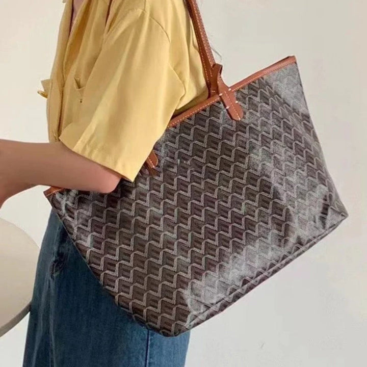 Rummelig kvindetaske: elegant tote håndtaske. Ideel til opbevaring af arbejds- og hverdagsessentials med stil.