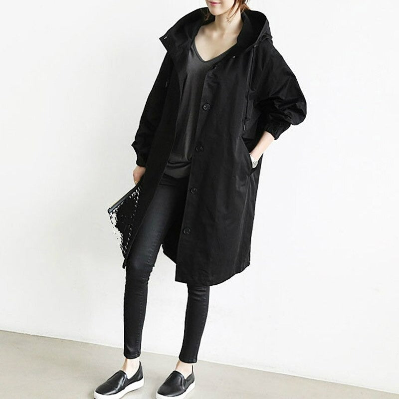Komfortabel oversize dame trenchcoat med hætte. Afslappet og stilfuld regnjakke til hverdagsbrug.