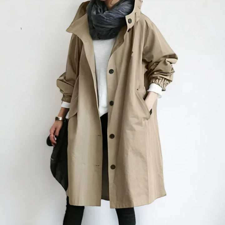 Klassisk dame trenchcoat med hætte. Tidløs stil til enhver garderobe, perfekt forår/efterår.