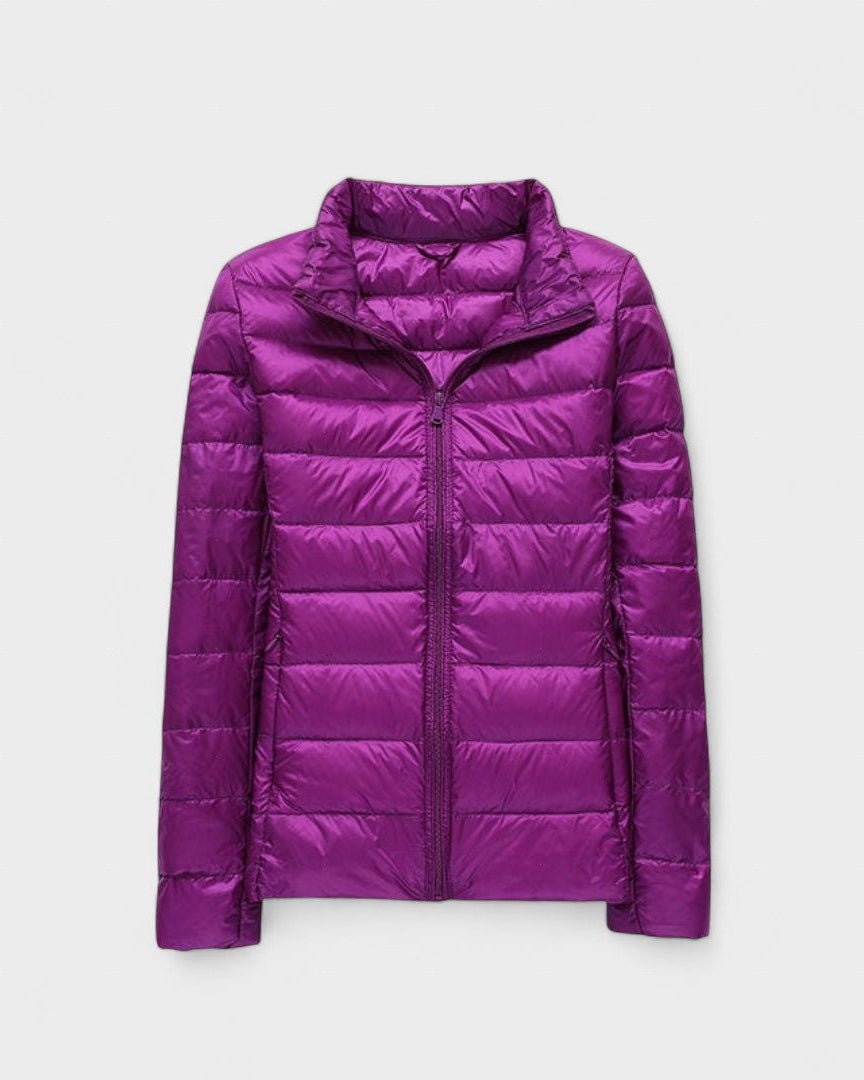Ryggen af en ultralet dame dunjakke. Slankt design og varm letvægtsjakke til udendørs beklædning.