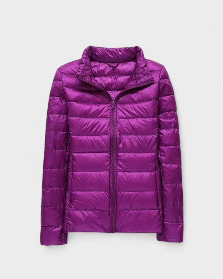 Ryggen af en ultralet dame dunjakke. Slankt design og varm letvægtsjakke til udendørs beklædning.