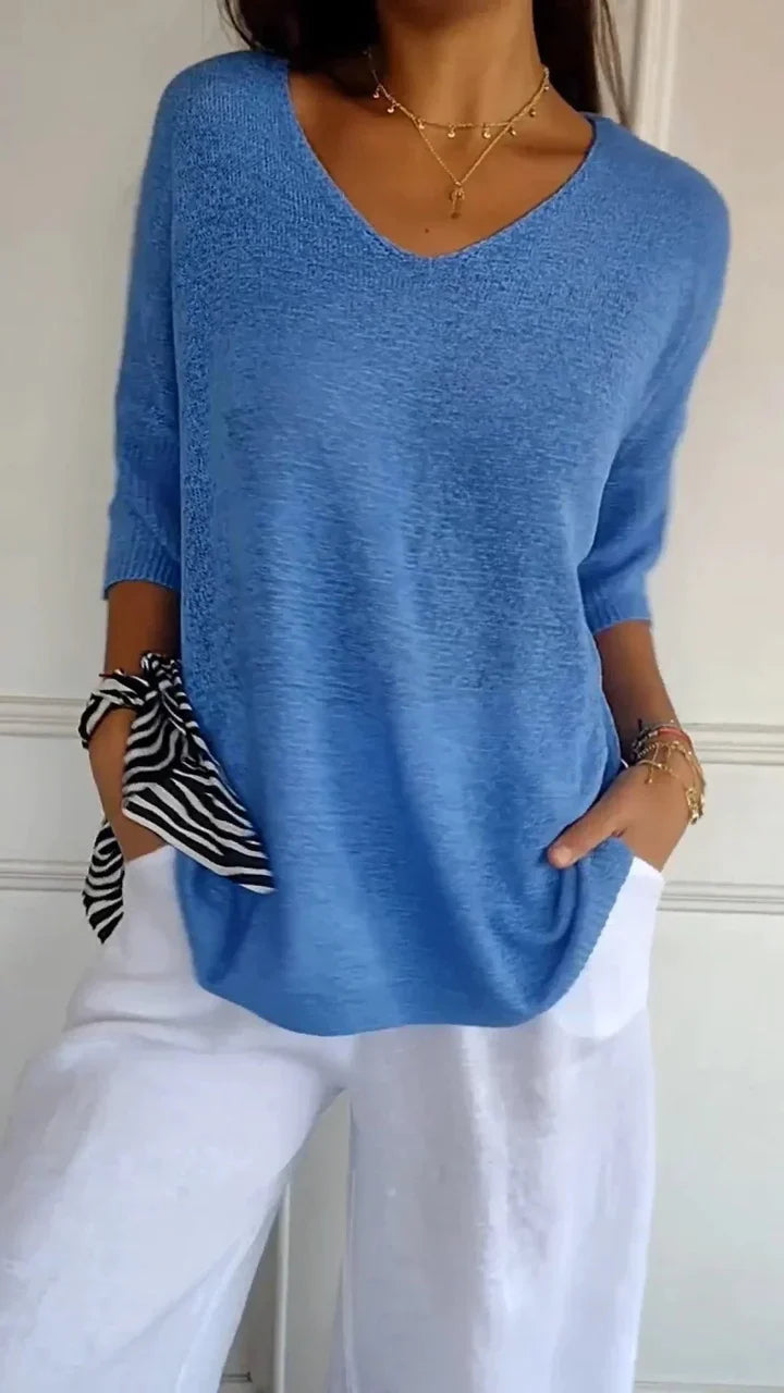 Blød strikket V-hals top til kvinder, med et minimalistisk og monokromt design for en chic garderobe.