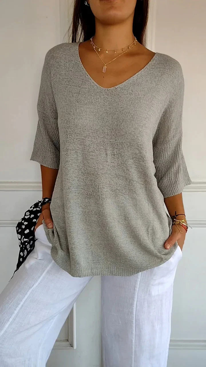 Trendy strikket V-hals top til kvinder. Monokrom stil giver et sofistikeret udtryk til din mode.
