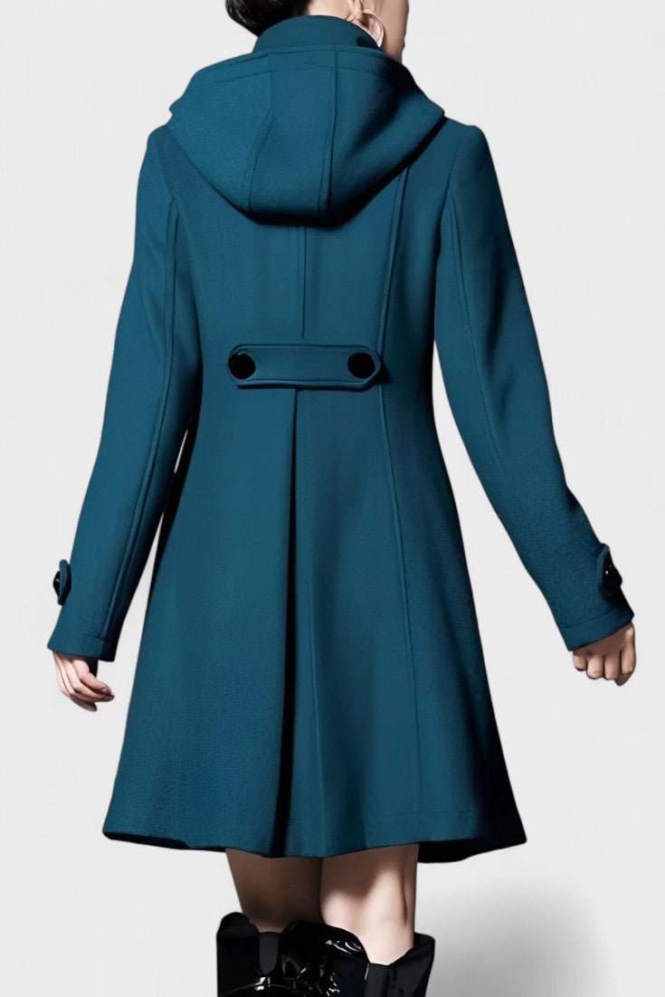 Stilfuld dame vinterfrakke med hætte. Elegant overtøj for kvinder, holder dig varm i koldt vejr.