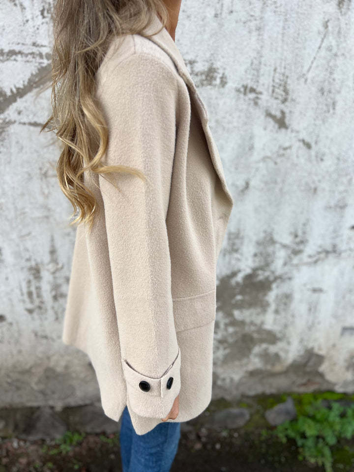 Klassisk dame vinterfrakke med revers. Elegant overtøj i sort, khaki eller abrikos, perfekt til vintermode.