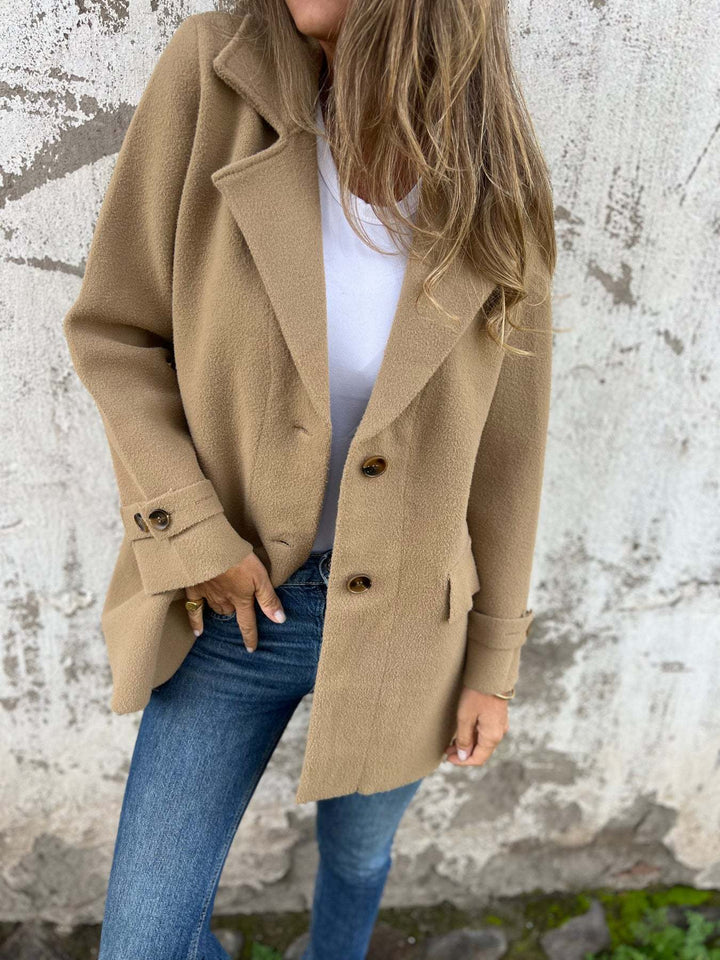 Klassisk damejakke i khaki med stilfuld reverskrave. Varm vinterfrakke for et elegant look.