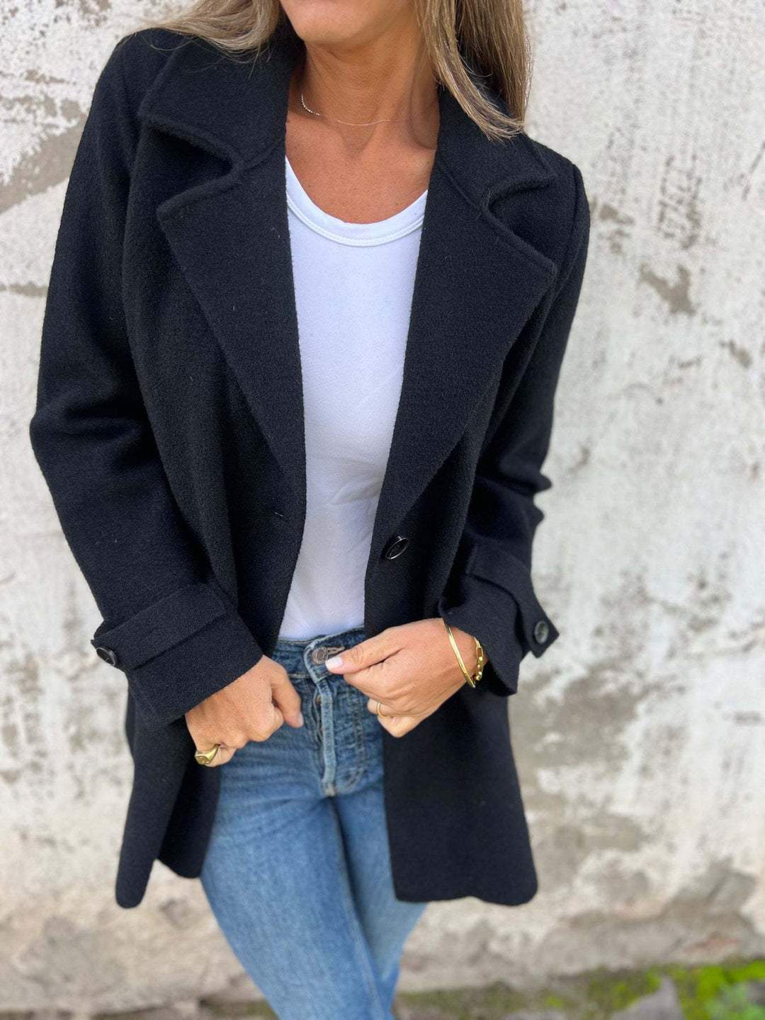 Stilfuld dame vinterfrakke med elegant revers og bælte. Klassisk overtøj til enhver lejlighed.