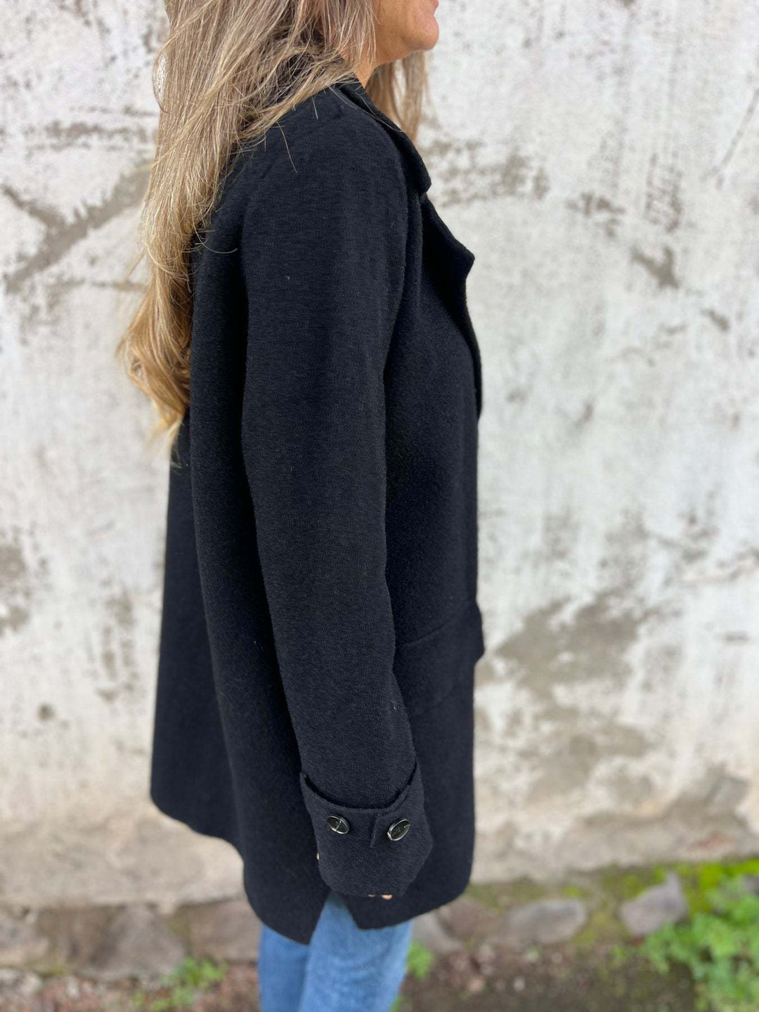 Abrikosfarvet vinterfrakke til kvinder. Klassisk reversjakke, der kombinerer mode og varme.