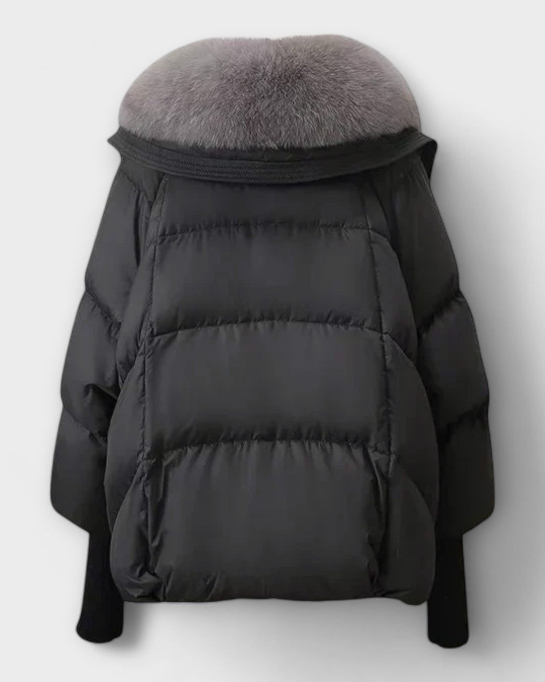 Damefrakke i elegant design med varmt pelsfor. En komfortabel og lang vinterfrakke til damer.