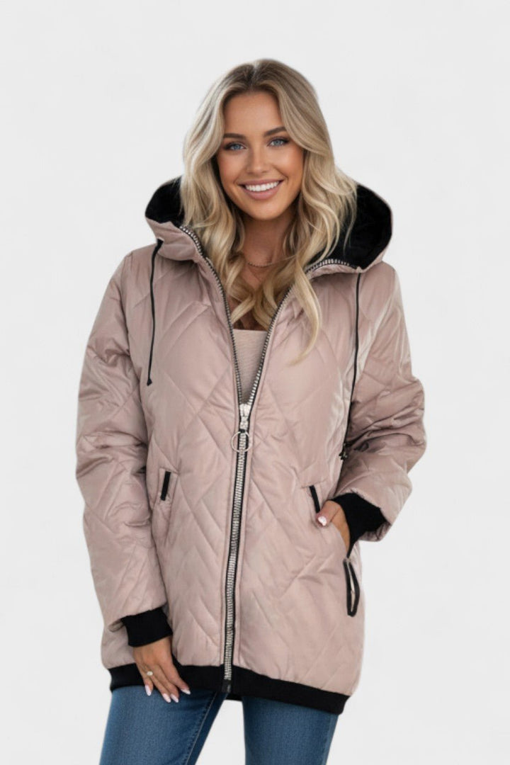 Elegant dame vinterparka i hoftelangt design. Varm og stilfuld damejakke, perfekt til koldt vejr.