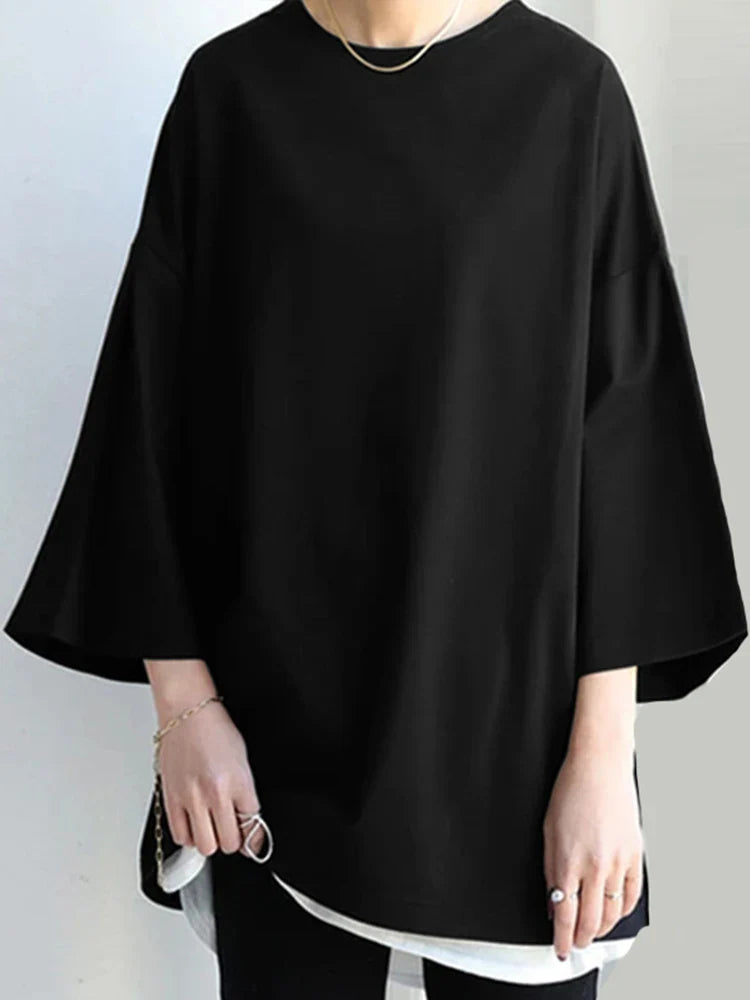 Hvid damebluse, løs pasform, lange ærmer. Elegant og komfortabel til hverdag og tidløs stil.