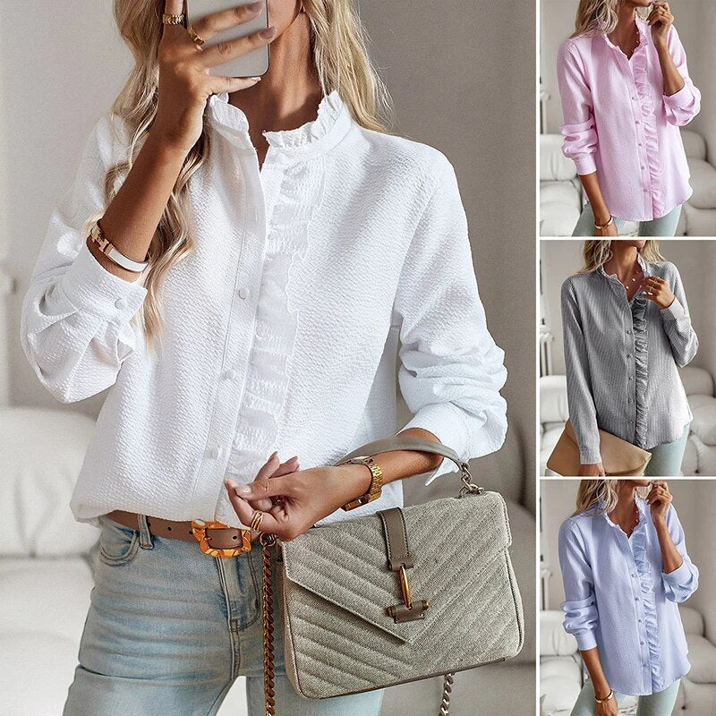 Smart damebluse med delikate flæser og en række knapper. Ideel til kontoret eller fritid.