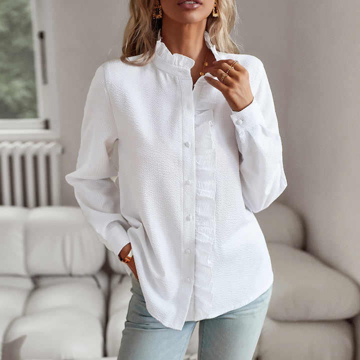 Damebluse med feminine flæser og fuld knaplukning. Elegant look til enhver lejlighed.