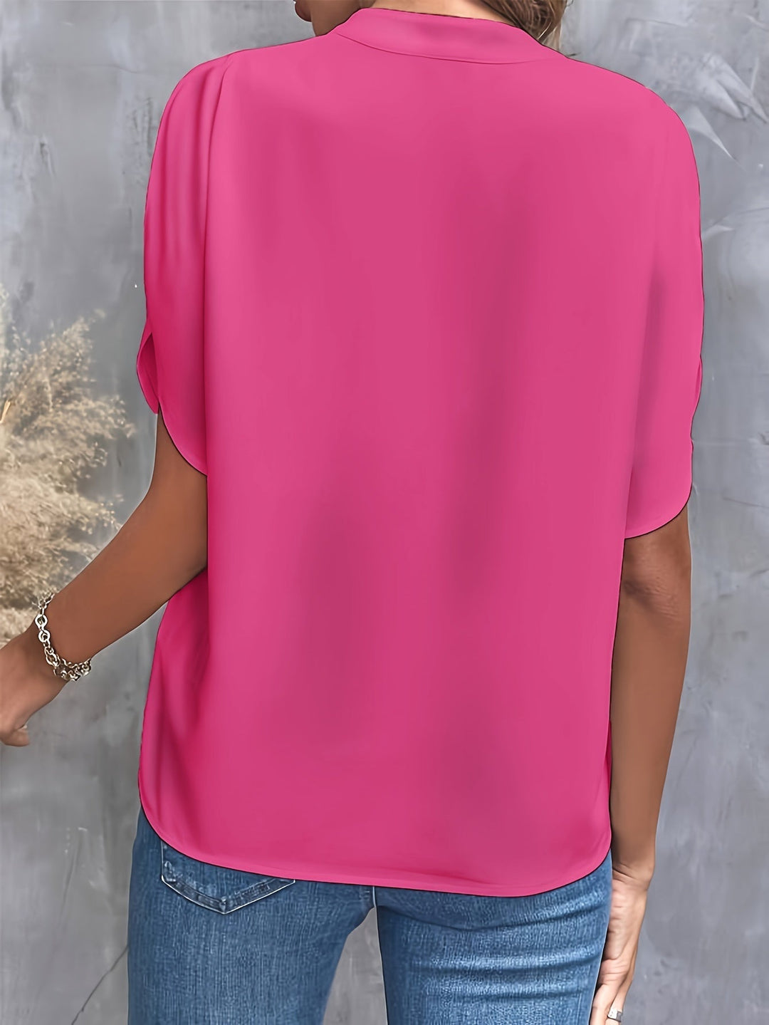 Klassisk damebluse med alsidig appel, flatterende forårsbluse der passer til enhver garderobe.
