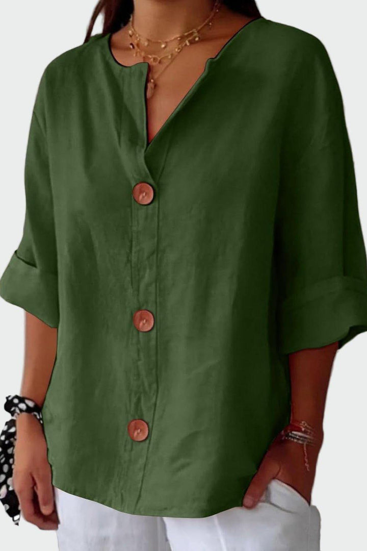 Kortærmet damebluse med knapper og løs pasform. Elegant og komfortabel til sommer og forår.