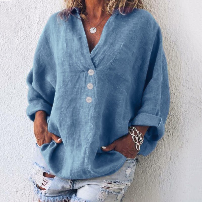 Detalje af hør damebluse med knapper og løs pasform. Komfortabel v-hals sommerbluse til en afslappet stil.