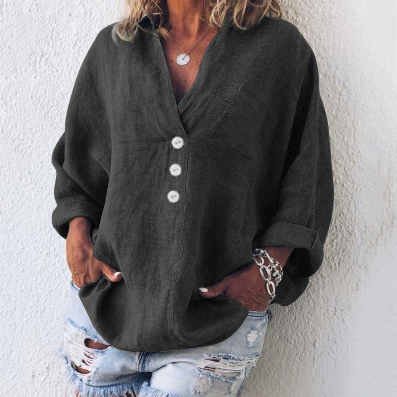 Model bærer oversized v-hals damebluse med rulleærmer. En komfortabel og afslappet hør sommerbluse.