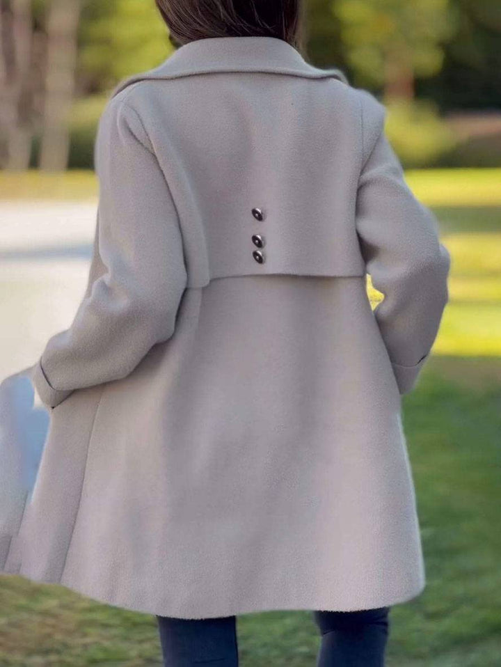 Stilfuld kvindefrakke i modebevidst design. Elegant efterårs- & vinterfrakke, der giver varm komfort.