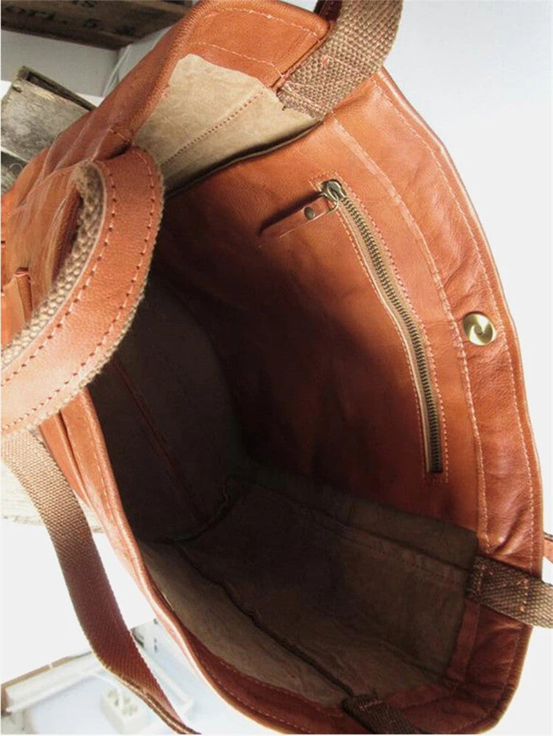 Nærbillede af blødt læder på elegant damehåndtaske. Fremhæver kvalitet og tidløst design af tasken.